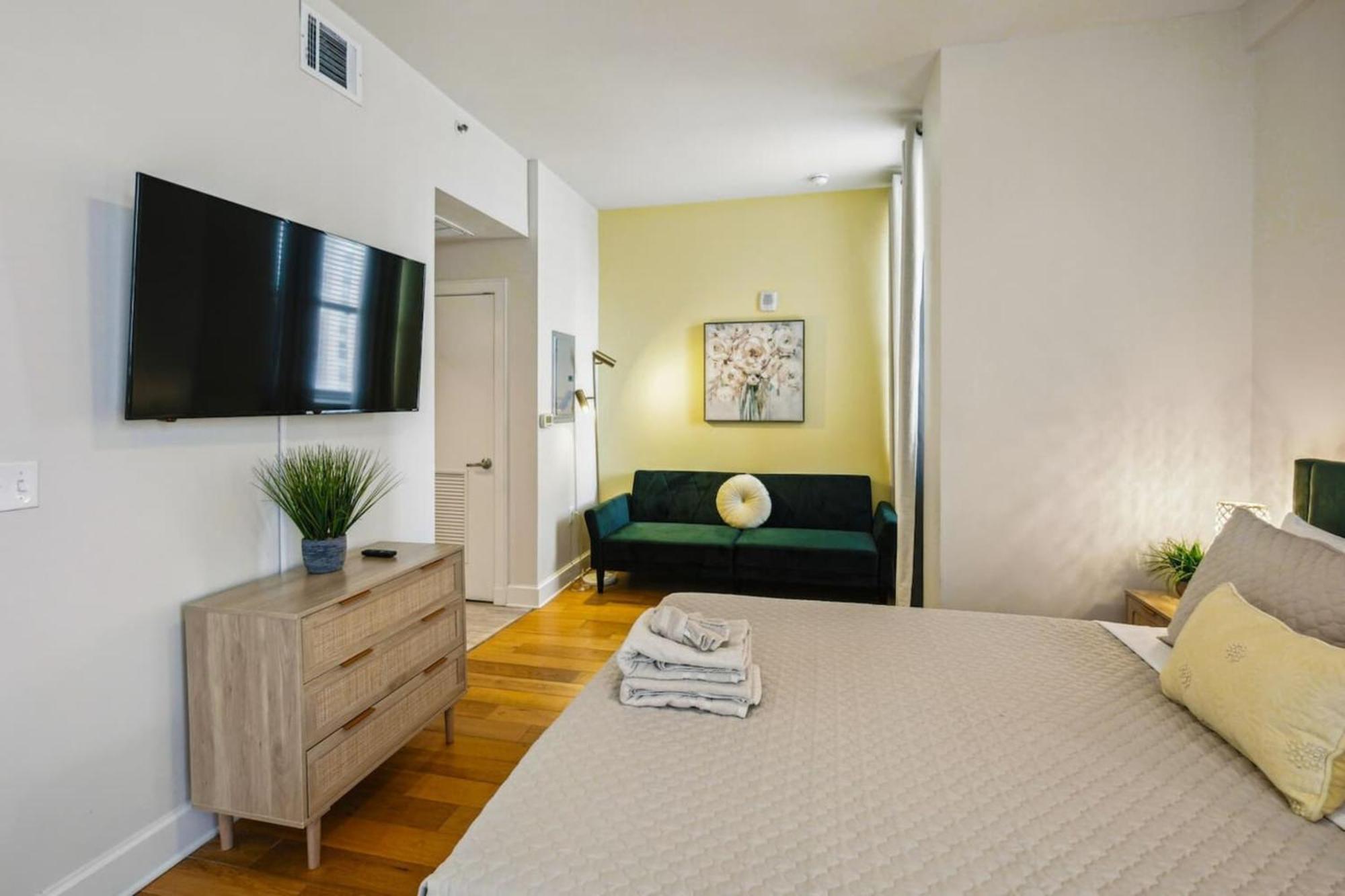 Delightful Downtown Modern