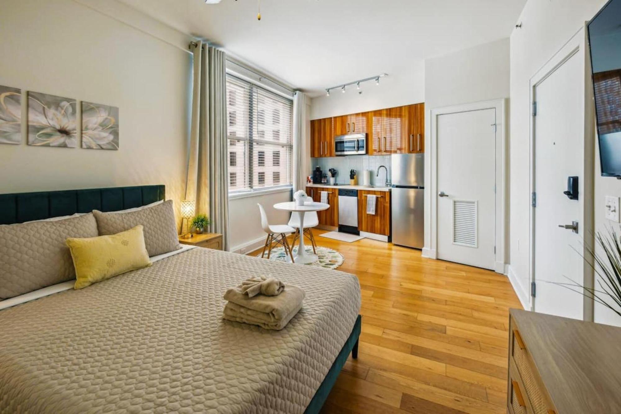 Delightful Downtown Modern Apartment