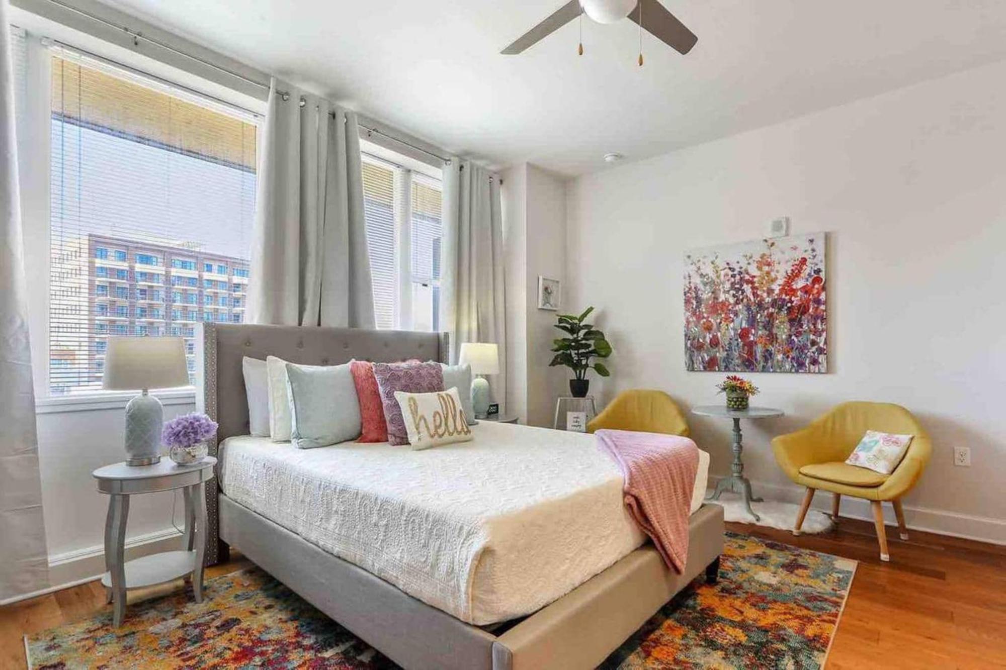 Delightful Downtown Modern Apartment