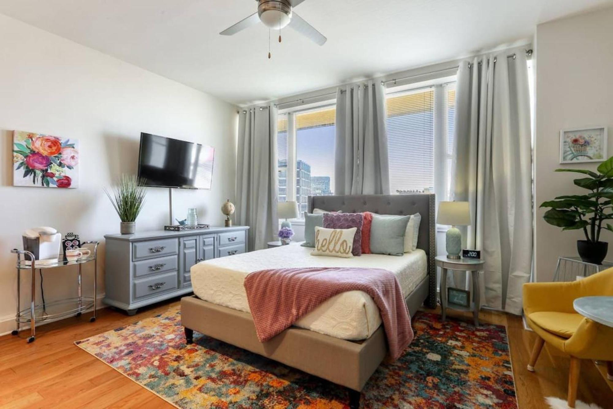 Delightful Downtown Modern Apartment *