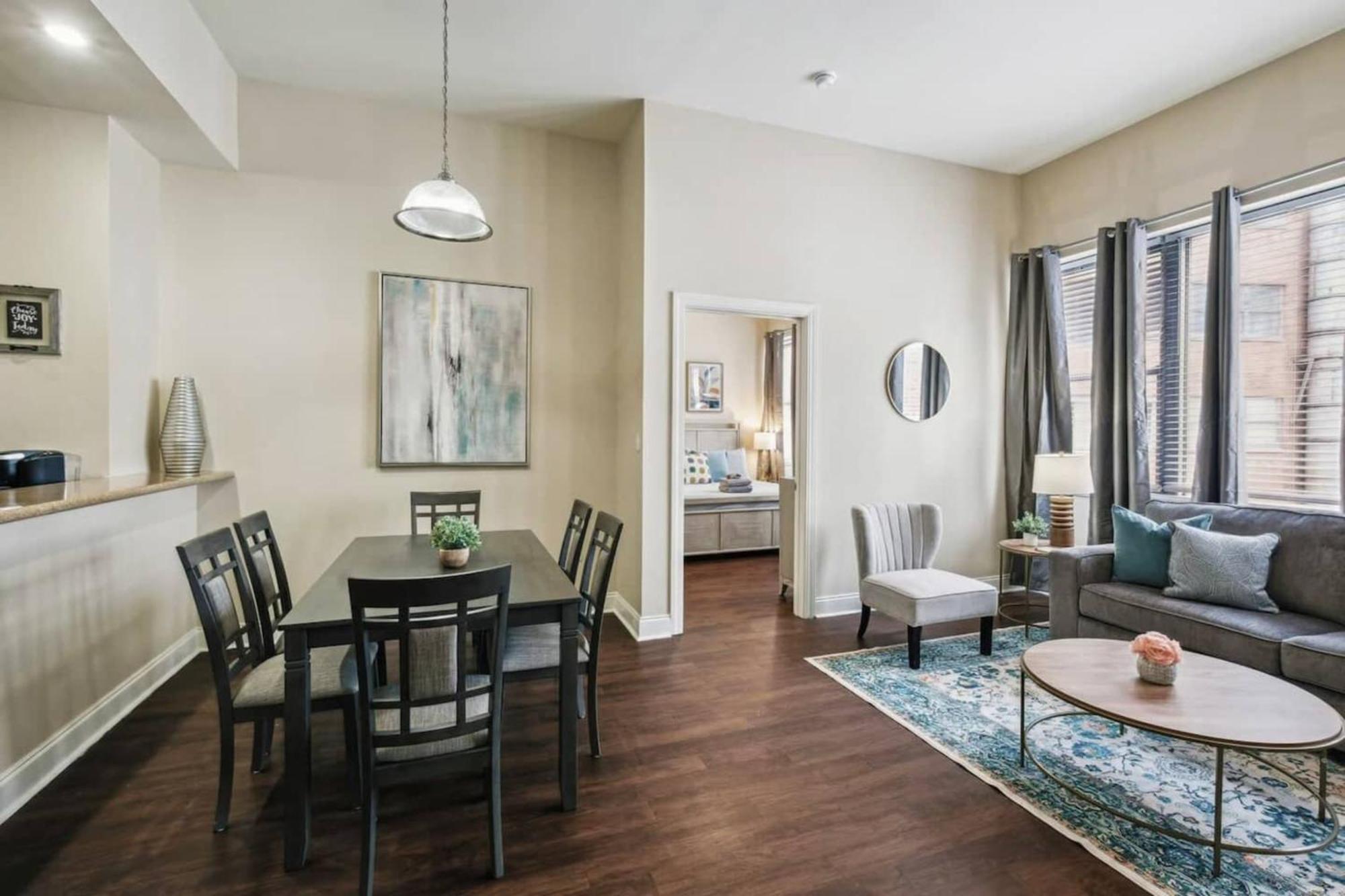 Delightful Downtown Modern Apartment *
