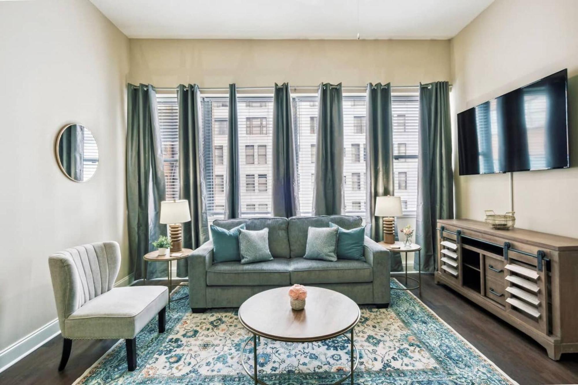 Delightful Downtown Modern Apartment
