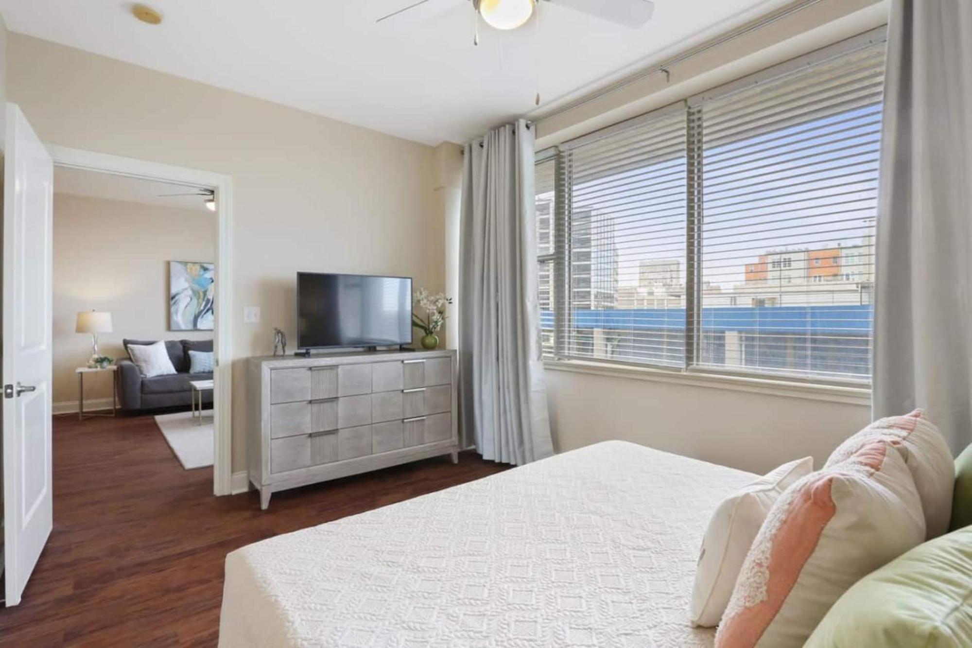 Delightful Downtown Modern Apartment *