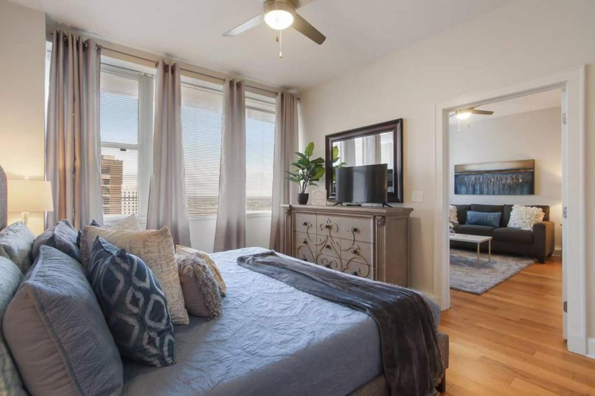 Delightful Downtown Modern Apartment *