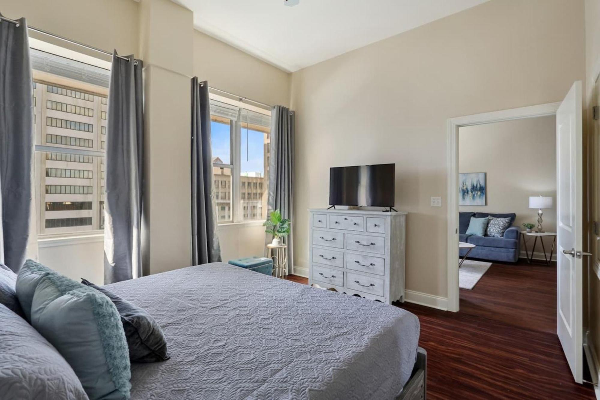Delightful Downtown Modern Apartment *