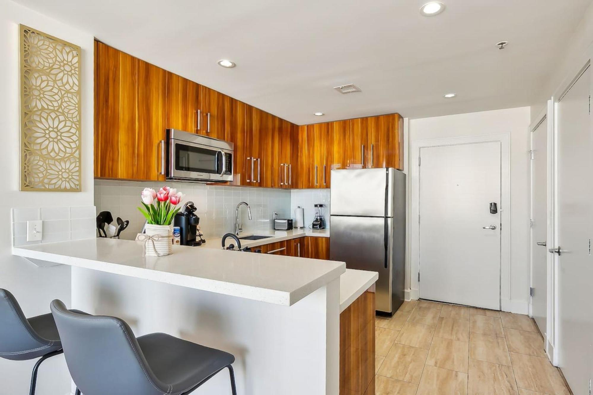 Delightful Downtown Modern Apartment *